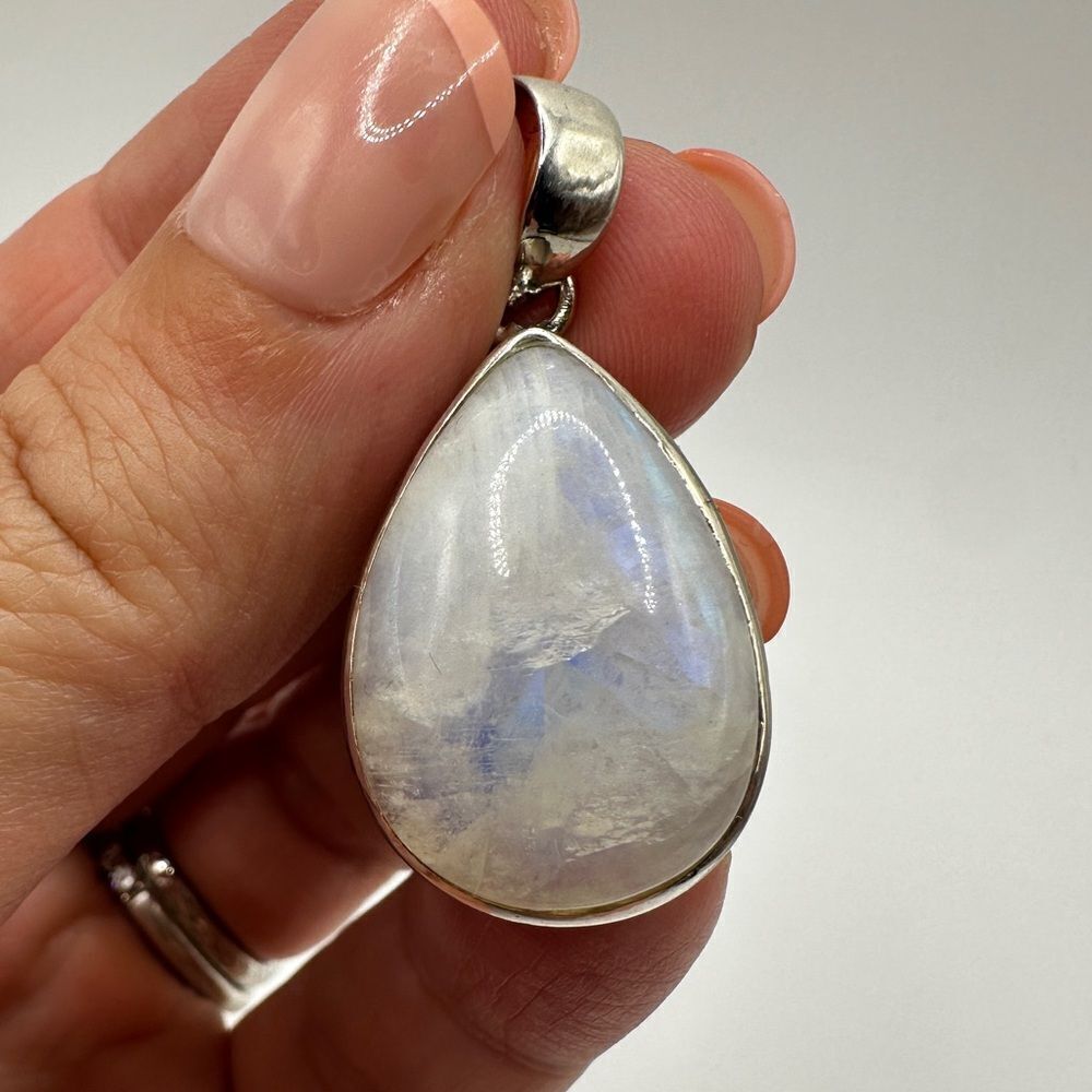 Stunning 16x23mm Moonstone cabochon pendant set in solid sterling silver! - Picture 1 of 10